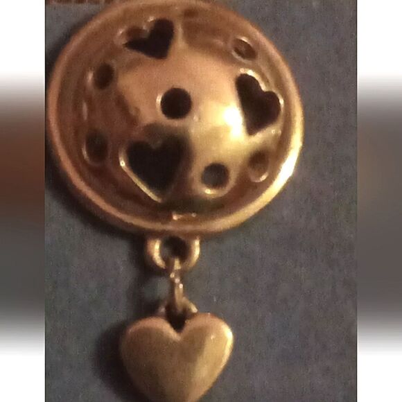 🩷Vintage Avon 1980's Dome Openwork Dangling Heart Gold Tone Clip On Earring - Picture 1 of 4